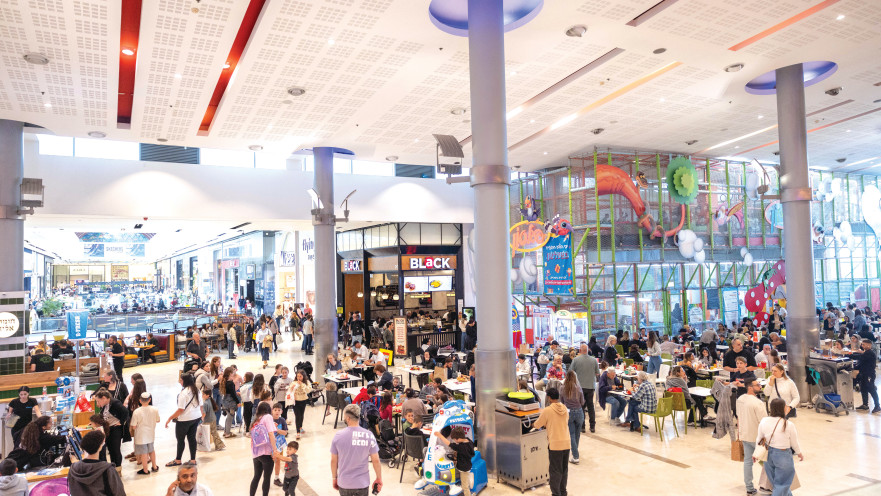 מבלים בקניון