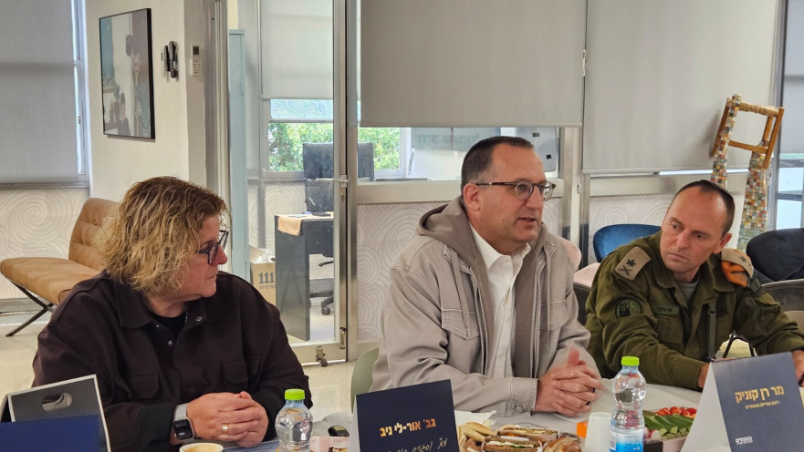 קוניק בביקור מפקד פקער בגבעתיים