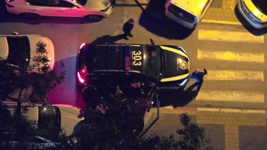 משטרה מחוץ לבית בפרדס-חנה בו נמצאה האישה שנדקרה