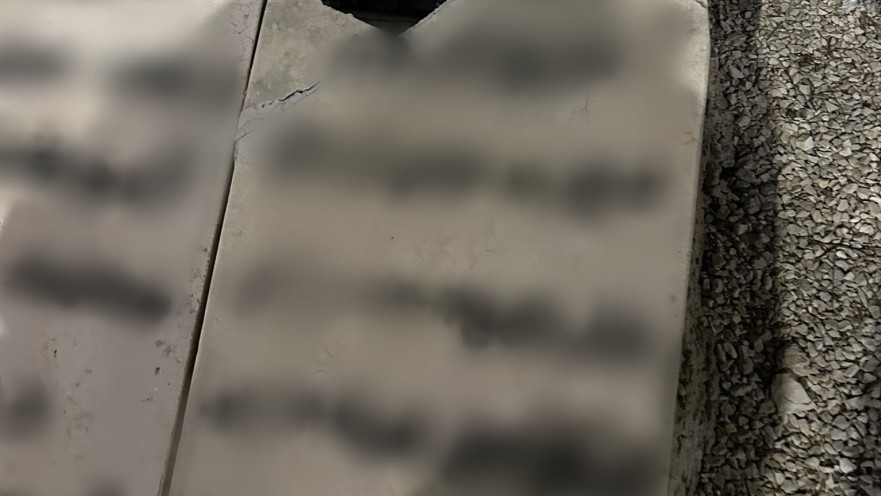 מצבות שהושחתו בבית העלמין המוסלמי בירושלים