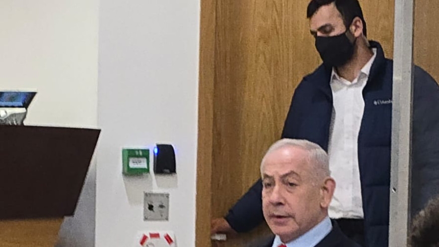 נתניהו יושב על שולחן העדים 