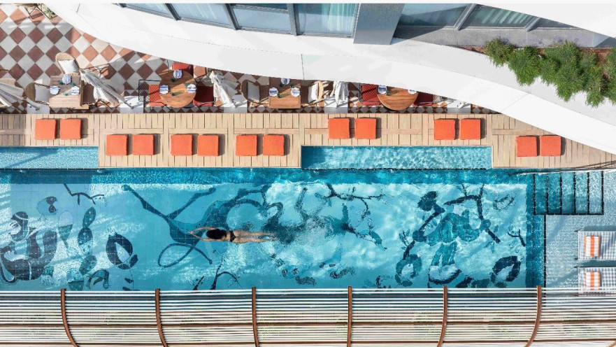 מבט לבריכה על הגג במלון The George