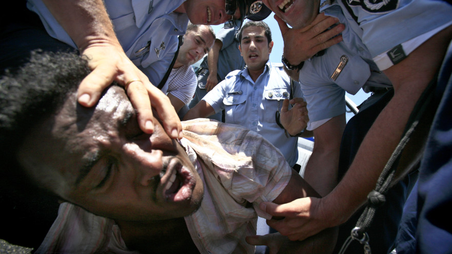 שוטרים עוצרים יוצא אתיופיה