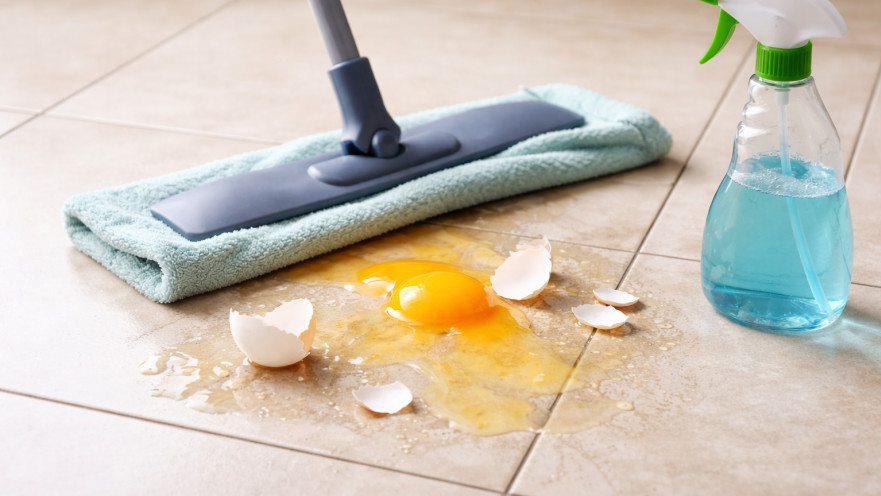 ניקוי חלבון ביצה מרצפת המטבח
