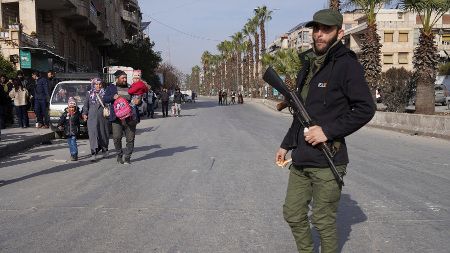 חייל צבא סוריה ואזרחים נמלטים מהקרבות בחלב