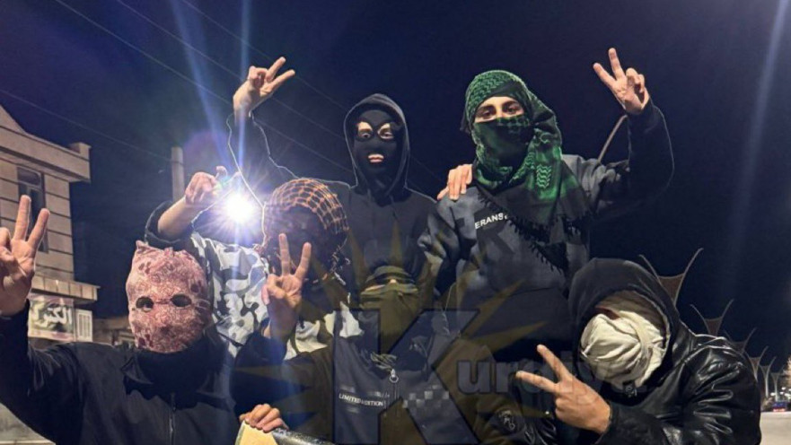 המחאה באיראן: צעירים עם תמונה של עלי חמינאי שהושחתה