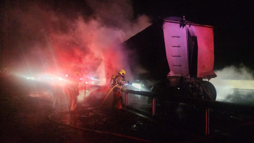 עגלת המשאית שעלתה באש סמוך למחלף אור עקיבא
