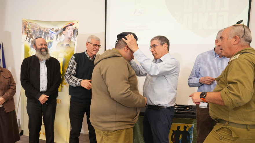 מוני ליימן מעניק את כומתת היחידה