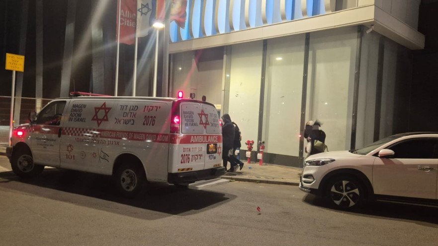 אישה נפגעה מחפץ שעף ברוח בסמוך למתחם מסחרי בגלילות