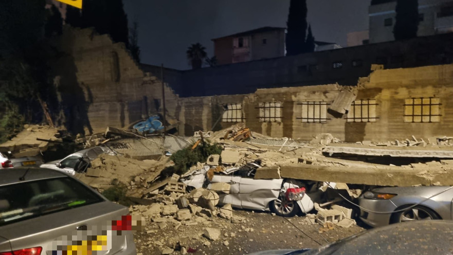 בעקבות הסערה: חומת היקב בראשון לציון קרסה על מספר רכבים