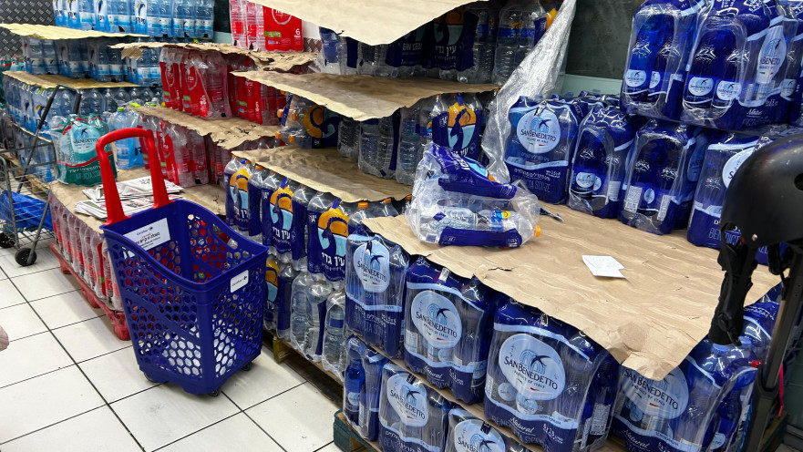 מדף שישיות המים בסופר