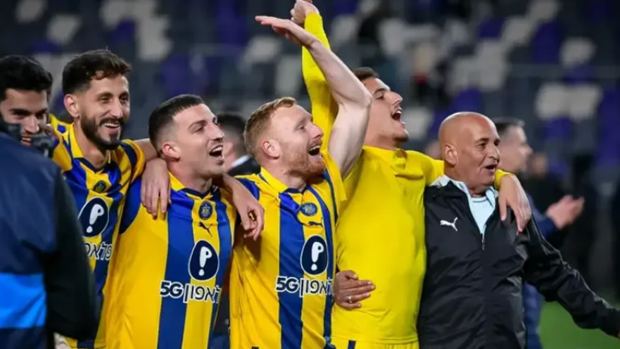 שחקני מכבי תל אביב חוגגים בדרבי 