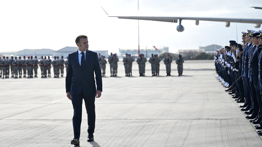 מקרון במהלך הביקור בבסיס חיל האוויר באיסטר