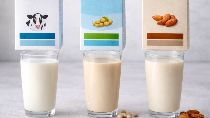 שלוש כוסות חלב מסוגים שונים