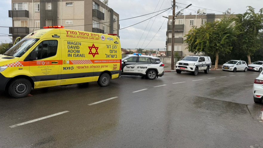 אמבולנס וניידת משטרה בזירה באופקים