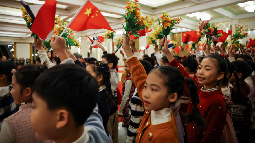 ילדים סינים בטקס עבור עמנואל מקרון, נשיא צרפת