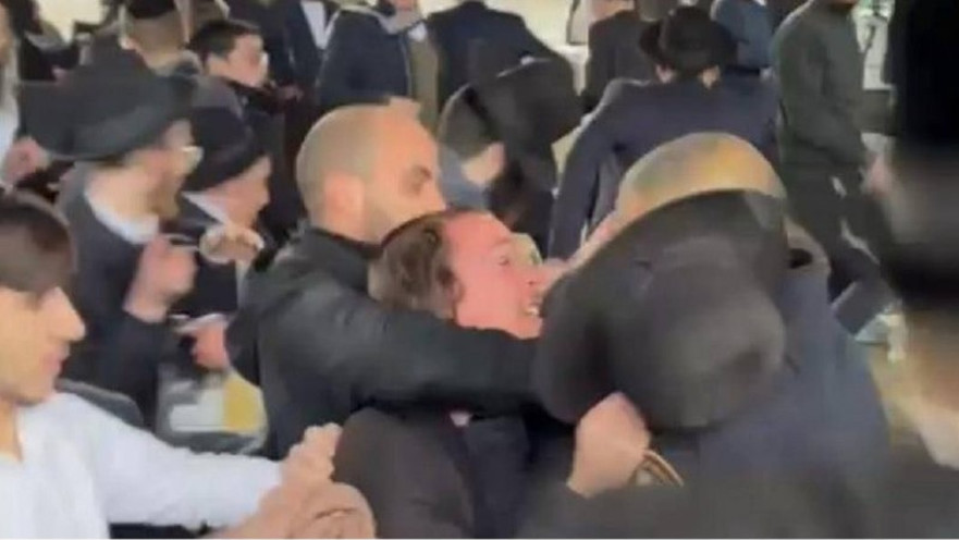 מפקד תחנת בני ברק תועד אוחז את אחד המפגינים