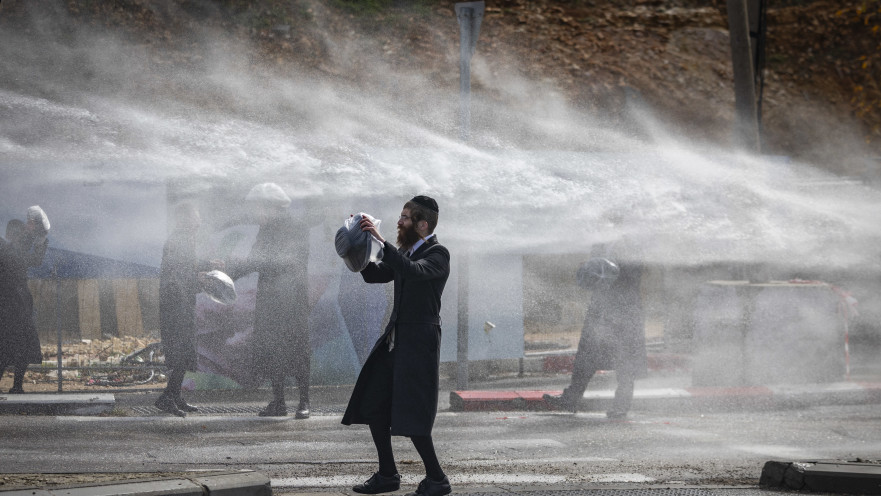 המשטרה מפעילה מכתזית על מפגינים חרדים 