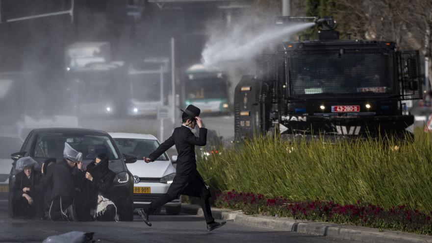מפגינים חרדים חוסמים את הכביש בירושלים