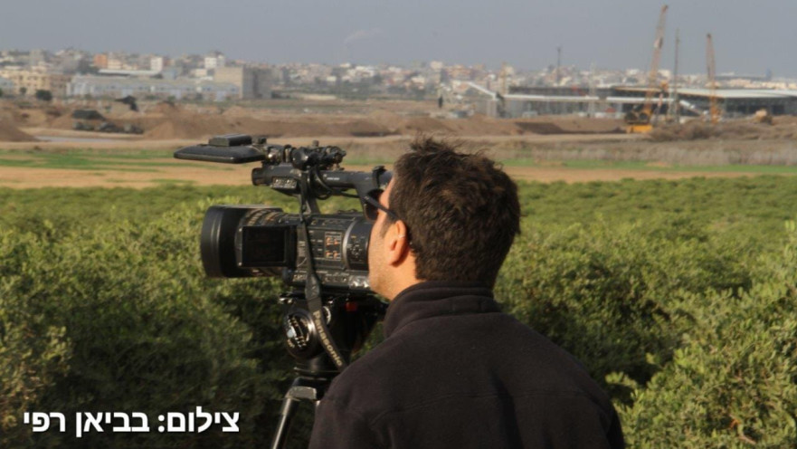 רועי ז"ל רואה את ההפגנות על הגדר ומתריע