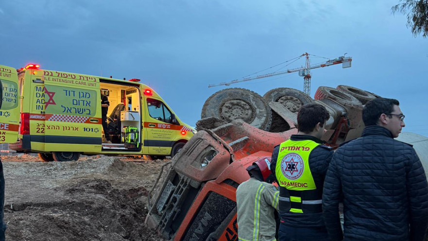 התהפכות משאית באתר בנייה בת"א