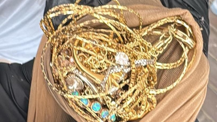 תכשיטי זהב בשווי אלפי שקלים