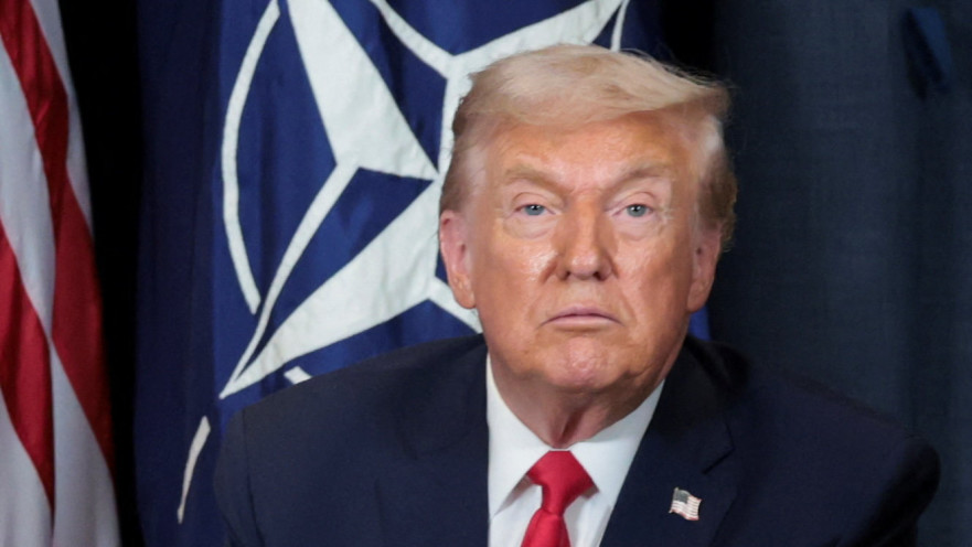 נשיא ארה"ב דונלד טראמפ עם דגל נאט"ו