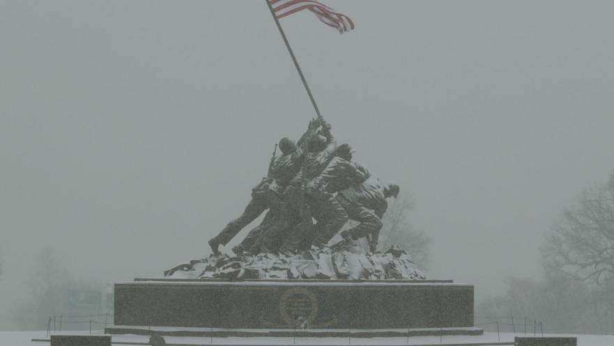 האנדרטה של חיל הנחתים האמריקאי בווירג'יניה במהלך סופת שלג