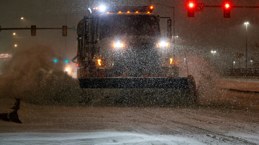 מפלסת שלג בעקבות הסופה בארה"ב, שלג