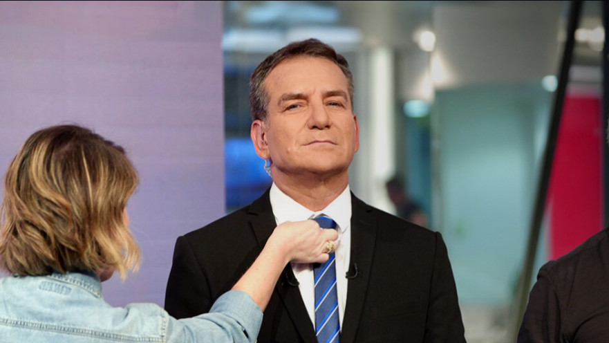 דני קושמרו מגיש את אולפן שישי בערוץ 12