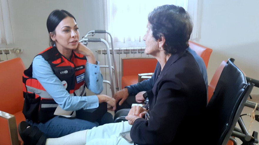 מוקד הסיוע של עמותת "יד עזר לחבר" לניצולי שואה