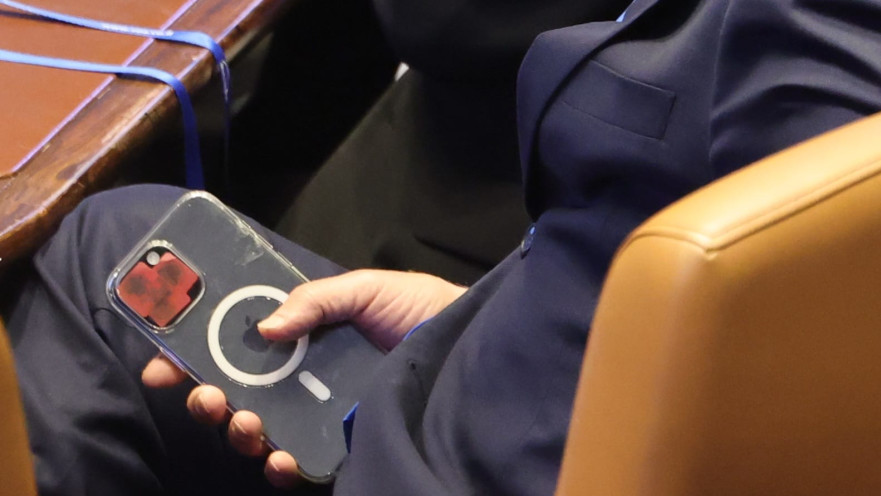 המדבקה על המצלמה בטלפון שבידו של נתניהו