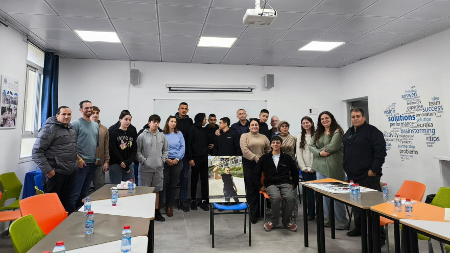 תלמידים ומורים מתיכון דרור גליל בביקור תנחומים בעקבות רצח תלמיד בטורען