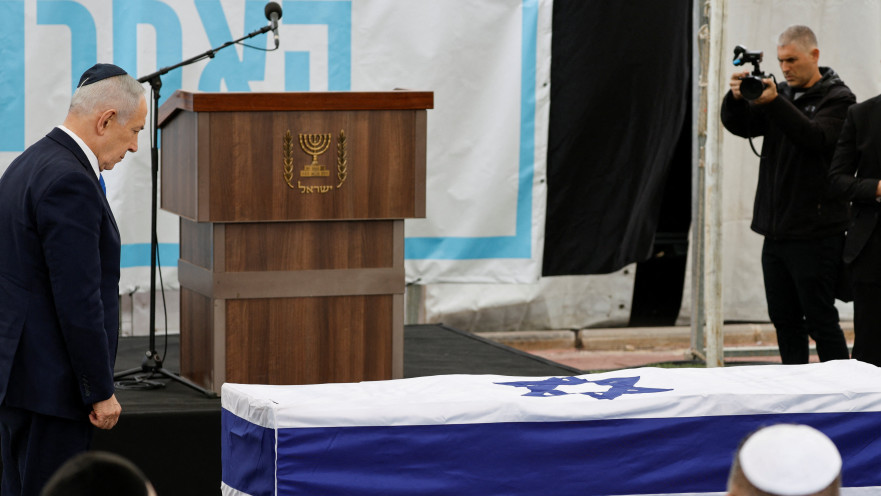 בנימין נתניהו מול ארונו של רן גואילי