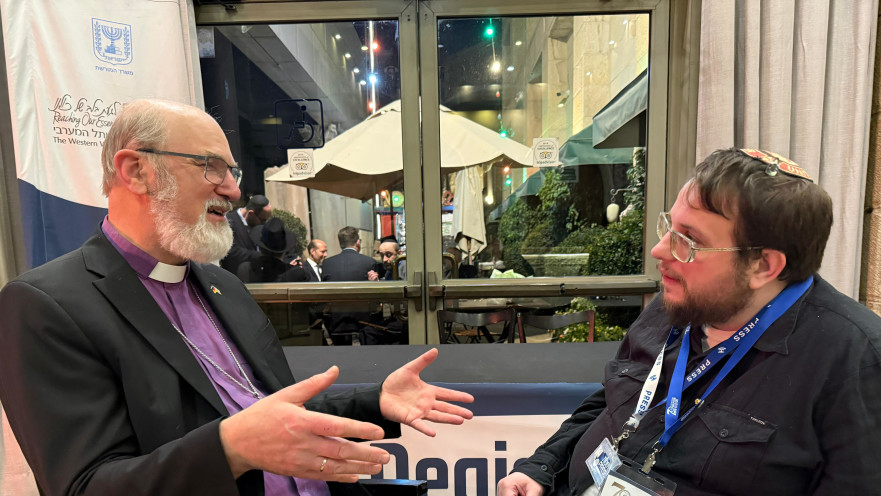 הבישוף תומאס פול שירמאכר בשיחה עם ג'וש ארונסון