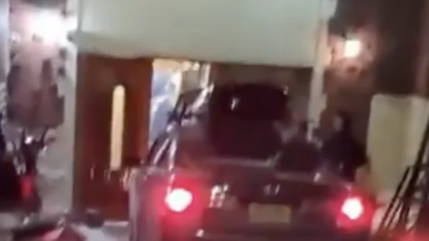 הרכב שדהר אל תוך דלתות בית חב"ד בניו יורק