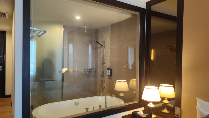 חדר מלון עם זכוכית לחדר האמבטיה 