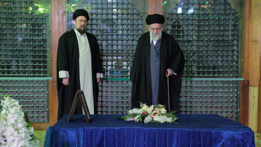 עלי חמינאי ונכדו של חומייני חסאן על קברו של המנהיג לשעבר