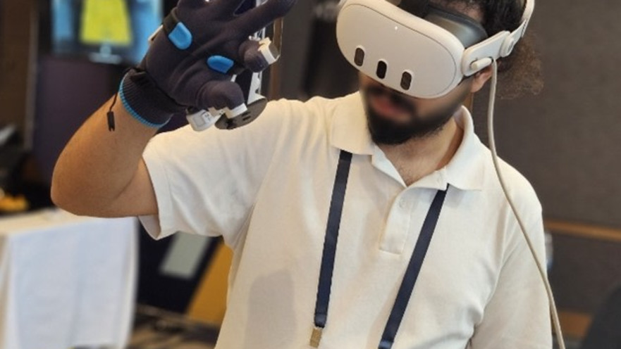 משקפי מציאות מדומה וכפפות חישה ייעודיות, In3D