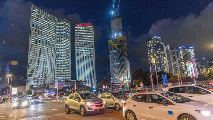 תל אביב בשעות הלילה 