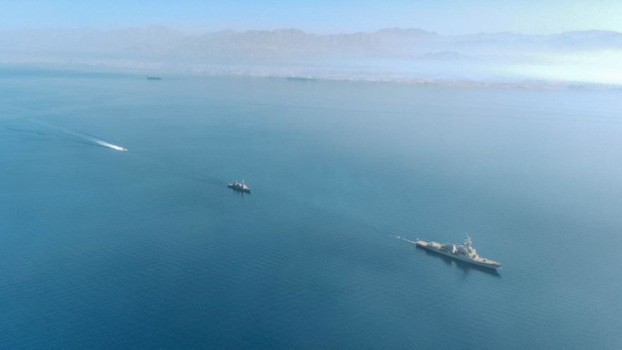 תרגיל משותף של המשחתת האמריקאית עם ספינות קרב של זרוע הים