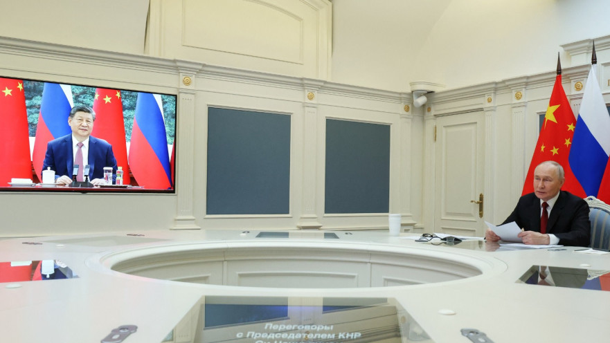 נשיא סין שי ג'ינפינג בשיחת וידאו עם ולדימיר פוטין