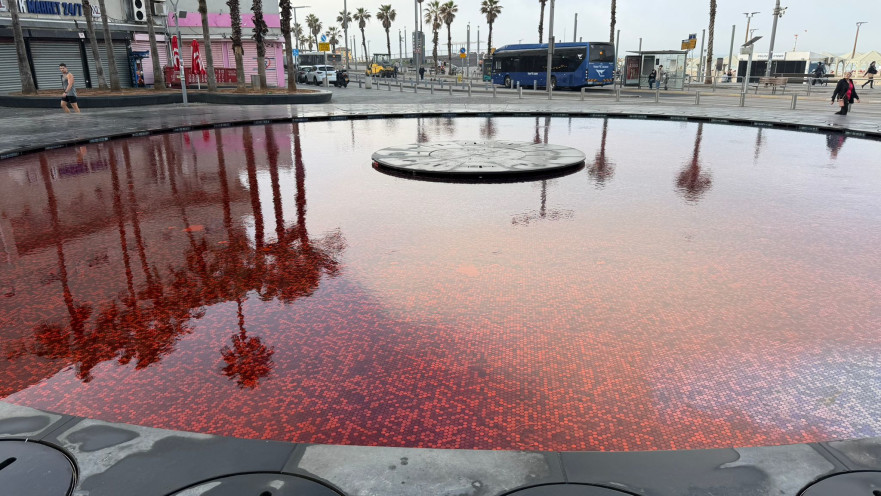 צבע אדום בתוך המזרקה בתל אביב