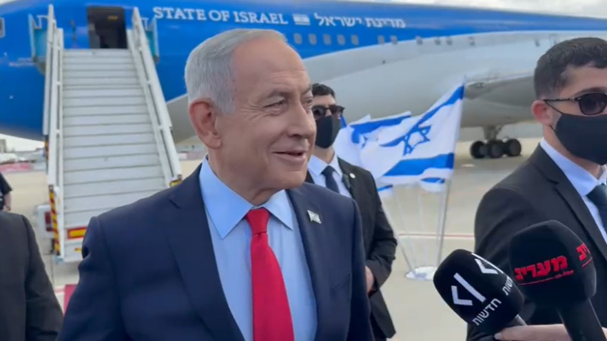 ראש הממשלה בנימין נתניהו לפני העלייה לכנף ציון, מיקרופון מעריב