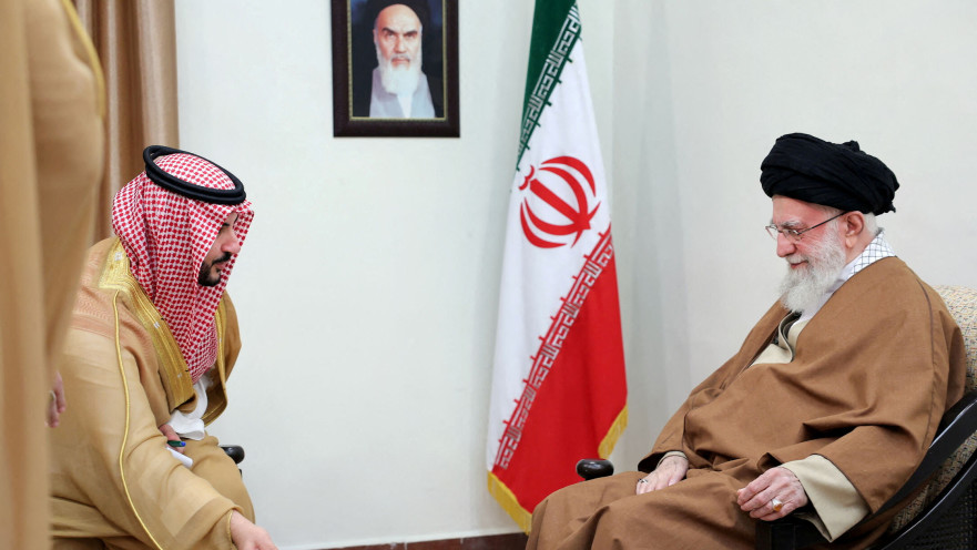 עלי חמינאי ושר ההגנה הסעודי הנסיך חאליד בן סלמאן