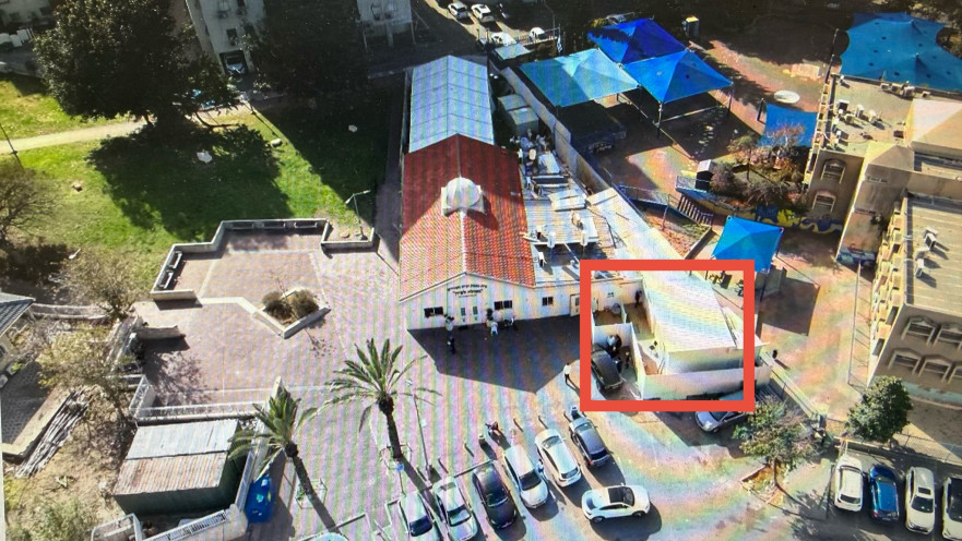 תוספות הבנייה ברשות הינוקא המיועדות להריסה בסמוך לבית הכנסת בראשון לציון