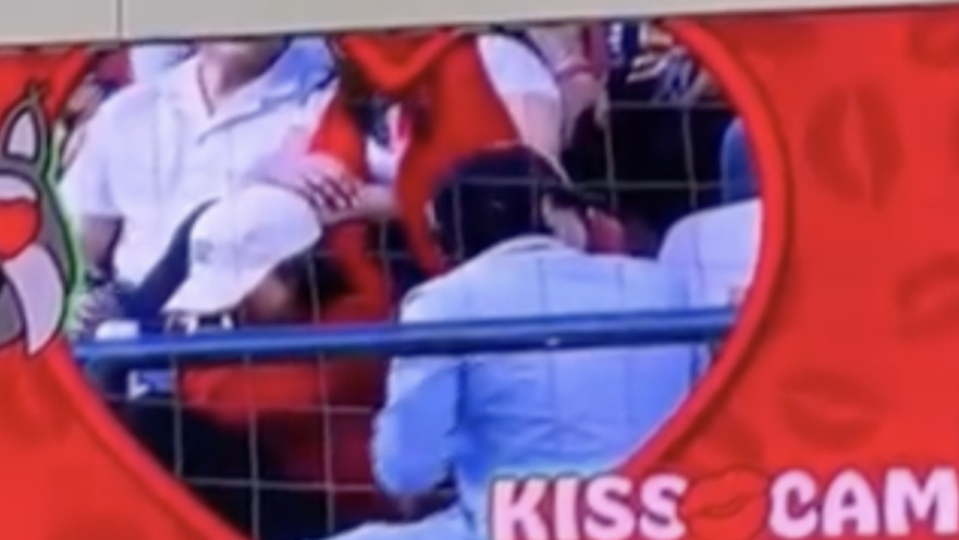 נשיקה מול המצלמות