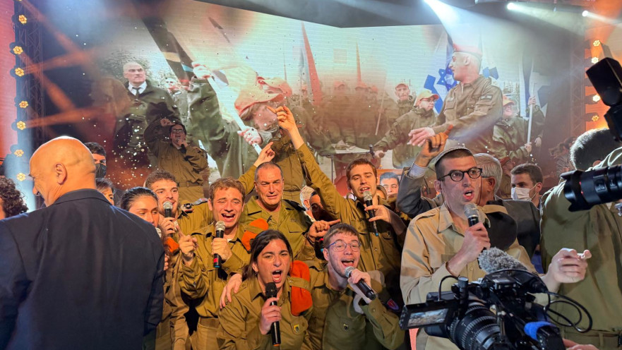 אייל זמיר עם להקת גדולים במדים