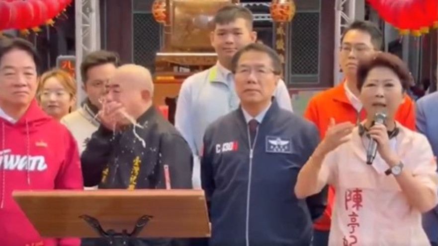 חגיגות ראש השנה הסיני בטייוואן: ראש המקדש מקיא על הנשיא