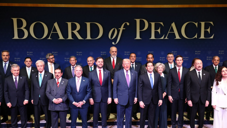 מועצת השלום המלאה בפגישה הראשונה, נציג ישראל גדעון סער מאחורה